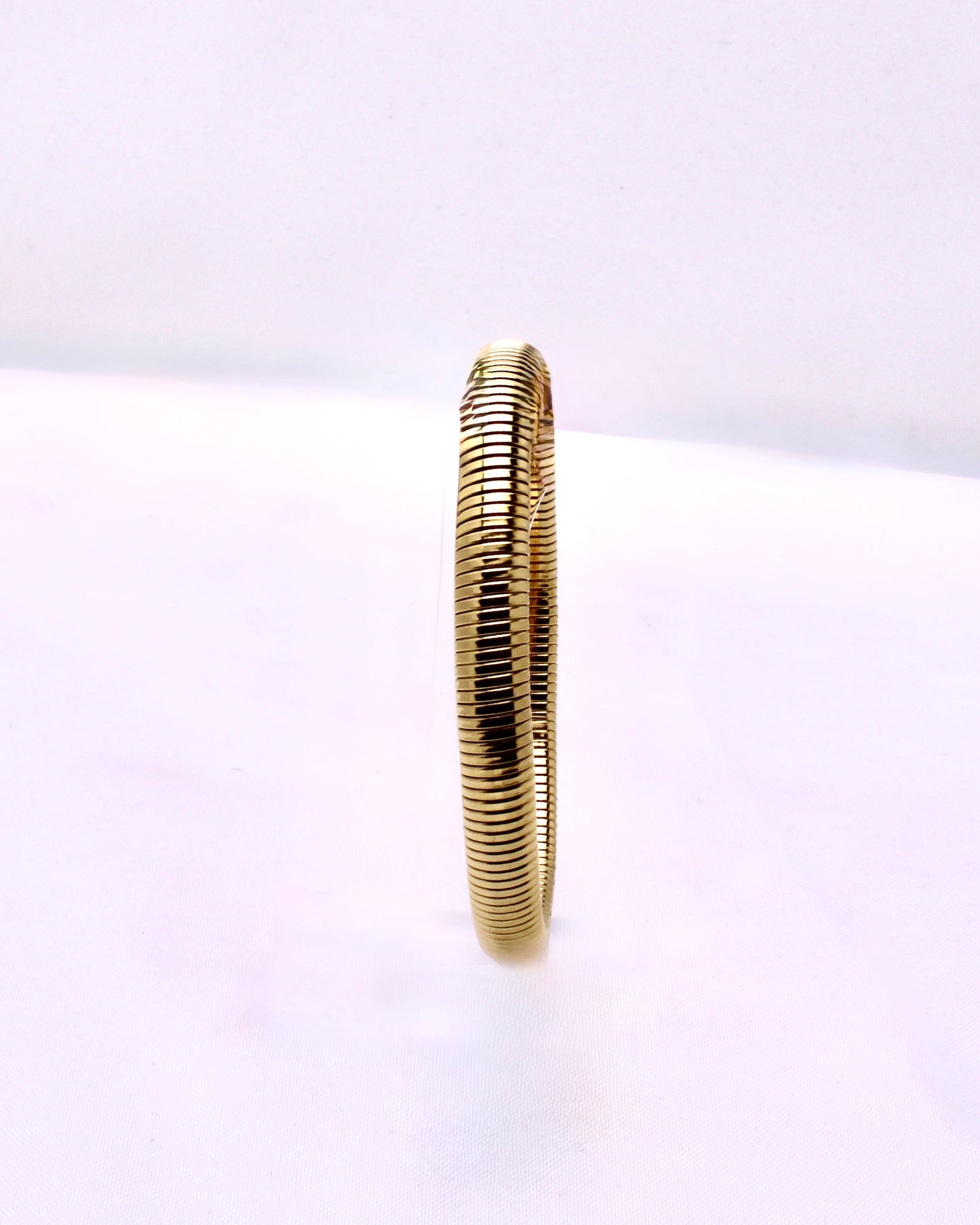 Gold plated non tarnish stretch chain bracelet for women.